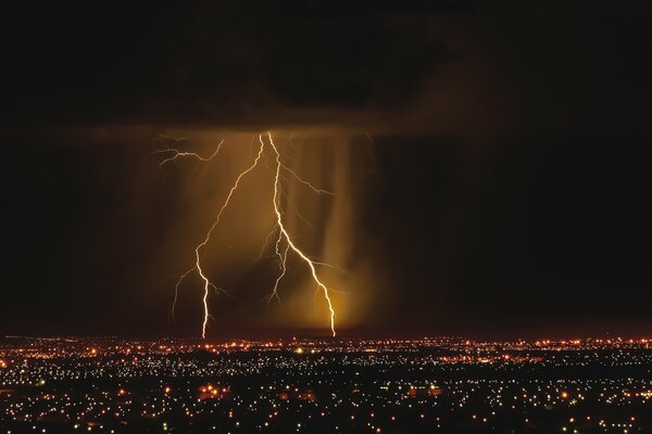 Y un rayo aterrador y hermoso sobre la ciudad nocturna en las luces