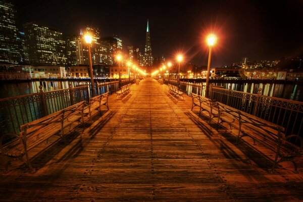 Puente sobre el río por la noche en San Francisco