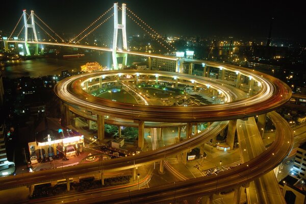 Ponte a Shanghai nelle luci della città di notte