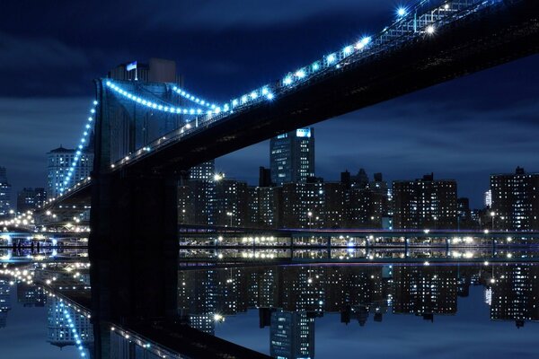 Puente en medio de las luces nocturnas de la ciudad