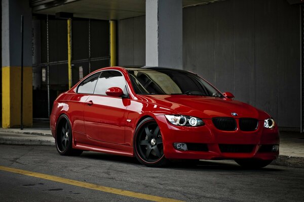 Coche rojo hermoso de BMW