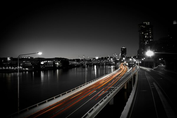 Camino nocturno y luces