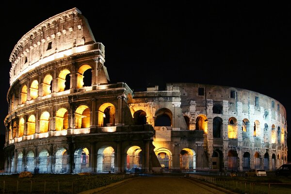 Roma. Foto del Colosseo nella notte