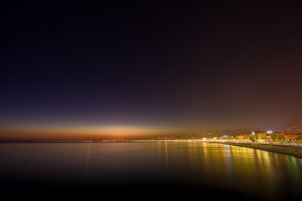 Vista nocturna de la costa en Italia