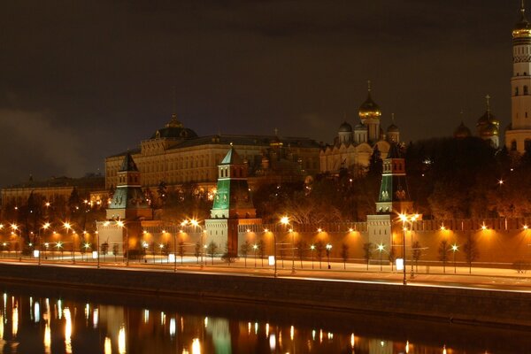 Фонари на набережной реки на фоне московского кремля