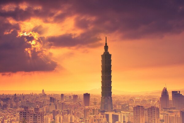 Taipei nella provincia di Taiwan sullo sfondo di un cielo caldo