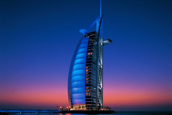 Burj Al Arab al crepuscolo a Dubai