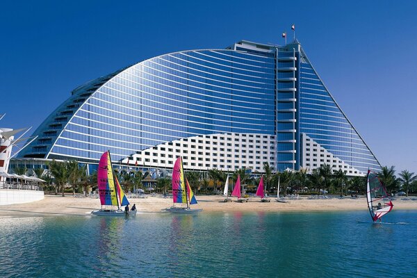 Surfistas en la costa de la playa del edificio de diseño