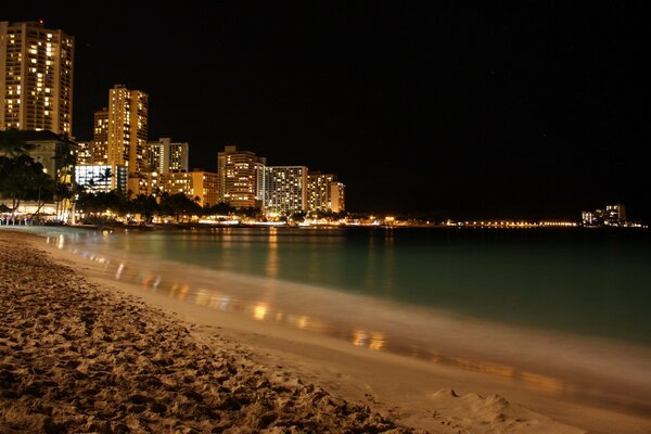 La costa nocturna se acerca al romance