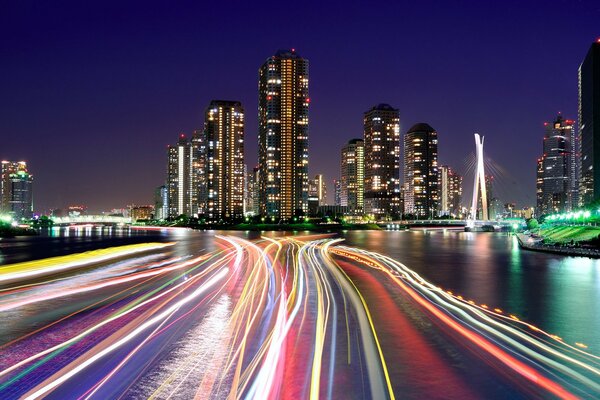 Lumières multicolores de la nuit de Tokyo au Japon