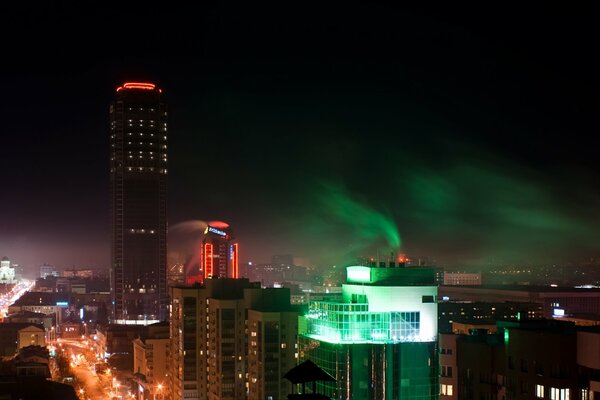 Das nächtliche Jekaterinburg leuchtet in der Nacht