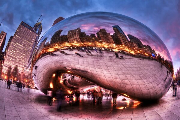 Menschen gehen abends in Chicago durch den Millennium Park