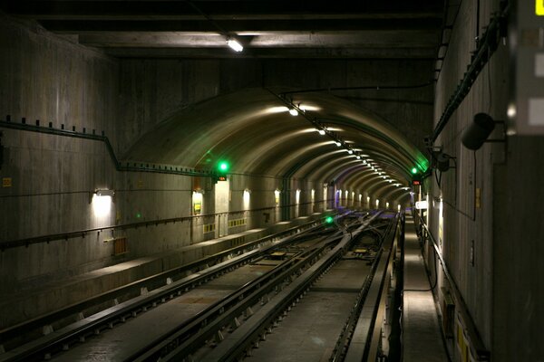 La distance envoûtante du métro avec des lumières