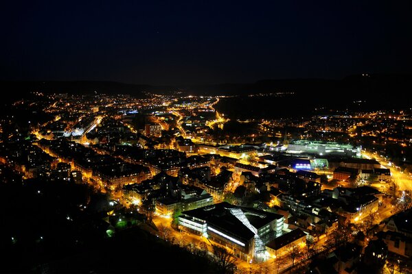 Ciudad nocturna a vista de pájaro