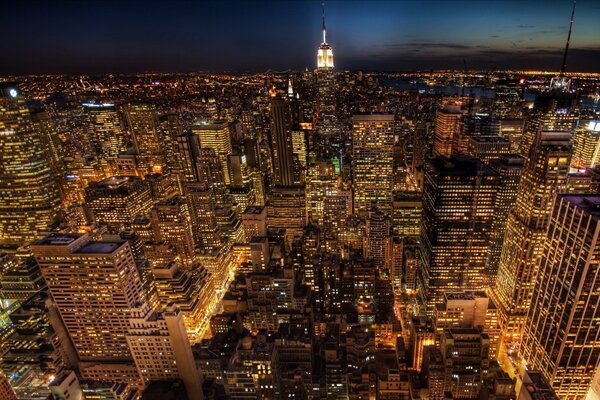 Америка, Нью-Йорк , панорамный вид города сверху, многоэтажные дома на фоне ночного неба