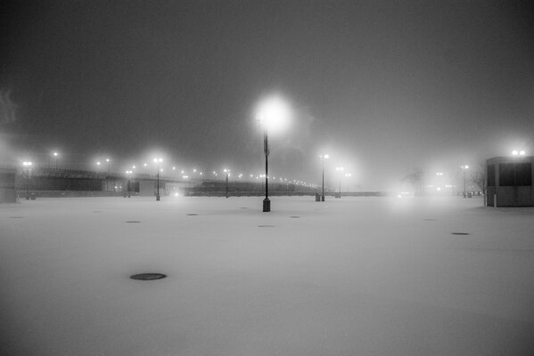 Noche, ciudad, desierto, calle cubierta de nieve con linternas brillantes