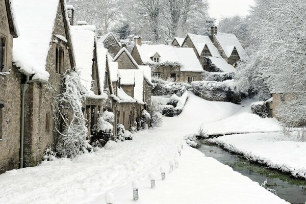 Village anglais couvert de neige