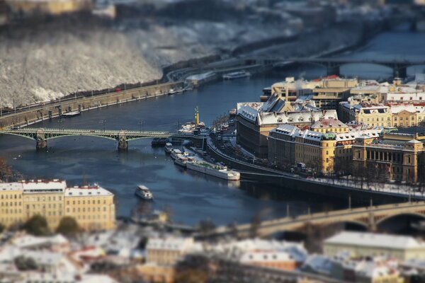 Das Bild der Stadt Prag. Brücke über dem Fluss