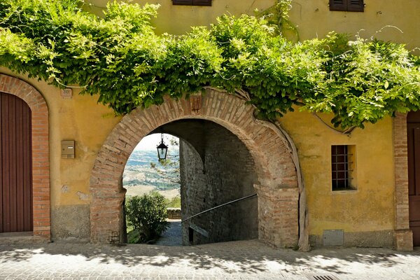 Arco italiano bordeado de vegetación