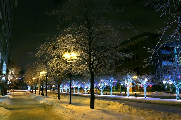 Abends leuchten Lichter und Laternen Winterschnee