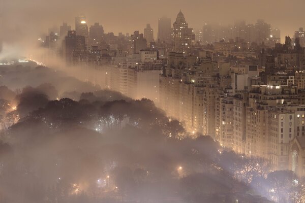 New York, a foggy city at night