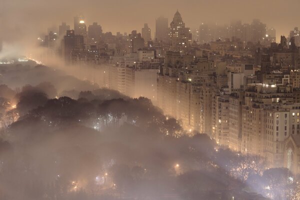 Нью-Йорк, туманный город ночью