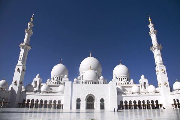 Schneeweiße Moschee vor dem Hintergrund des blauen Himmels