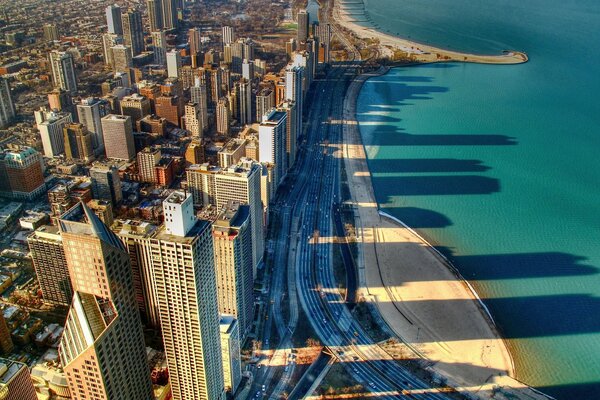 Las sombras de la ciudad de Chicago en la playa