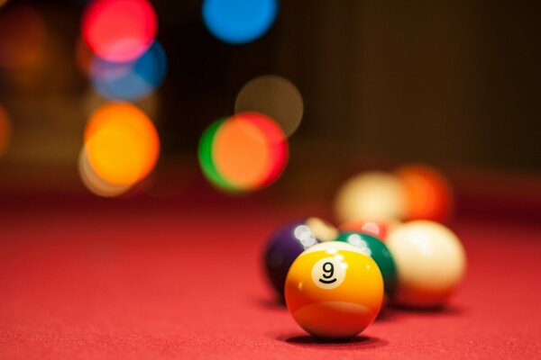 Boules de billard se trouvent sur la table