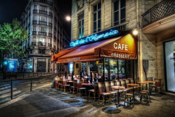 Acogedor café por la noche en Francia