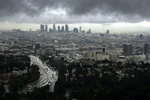 Grande ville avant la pluie