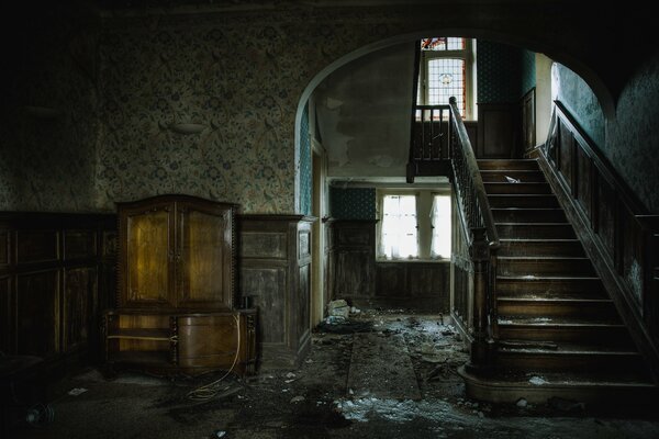 Chambre abandonnée avec escalier dans la maison