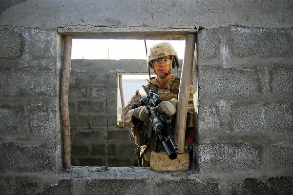 Bewaffneter Soldat in der Fensteröffnung