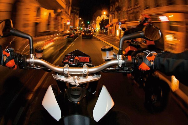 Vista del manubrio della moto durante la guida