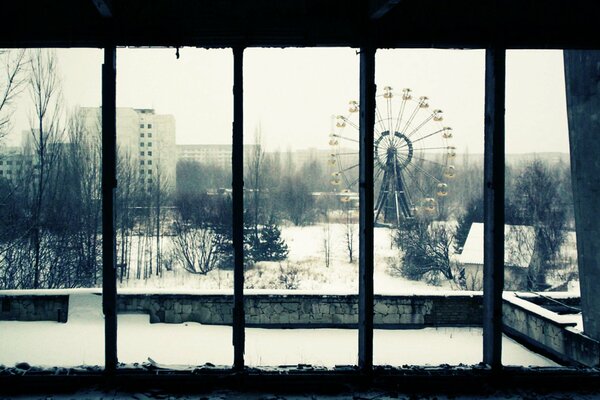 Panoramic window with a view of the Ferris carousel in winter