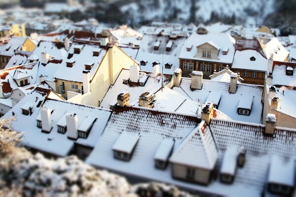 Tetti innevati di case a Praga