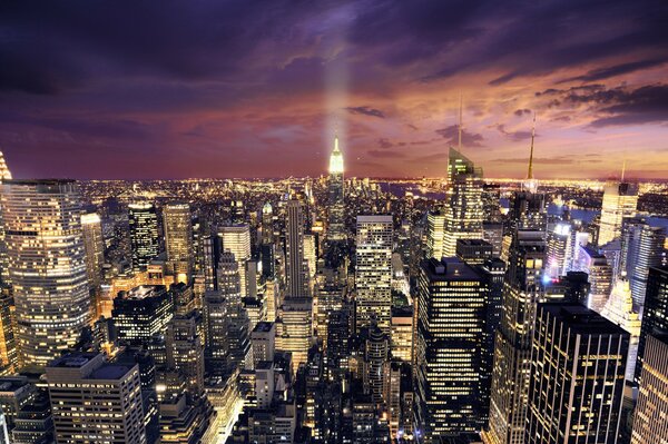 Вид Нью-Йорка на небоскребы ночью