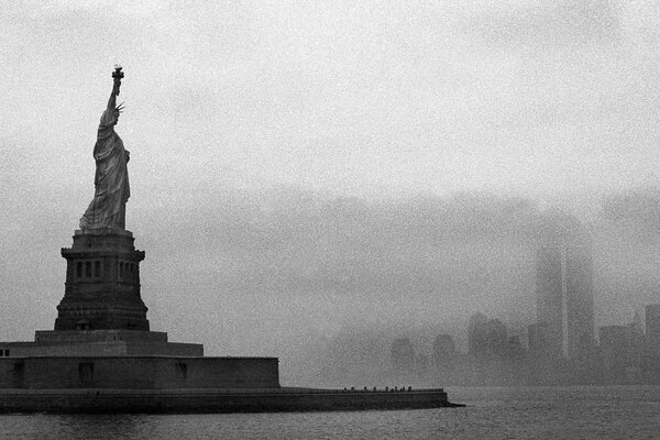 Imagen de la estatua de la libertad en blanco y negro
