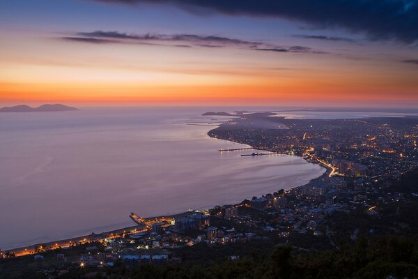 Vista de Albania por la noche en la costa