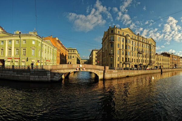 Санкт-Петербург, набережная в лучах солнца
