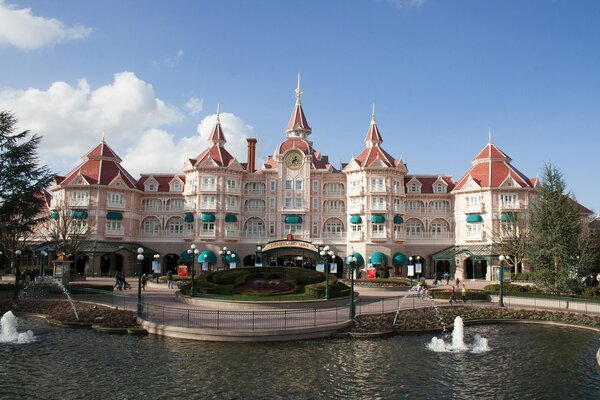 Disneyland Castle mit Springbrunnen am Himmelshintergrund