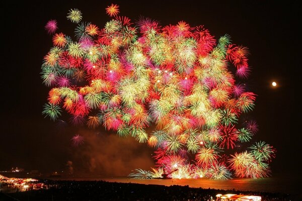 Enormes fuegos artificiales en la orilla