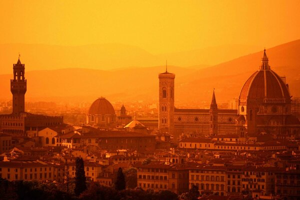 Ciudad italiana en el rojo del atardecer