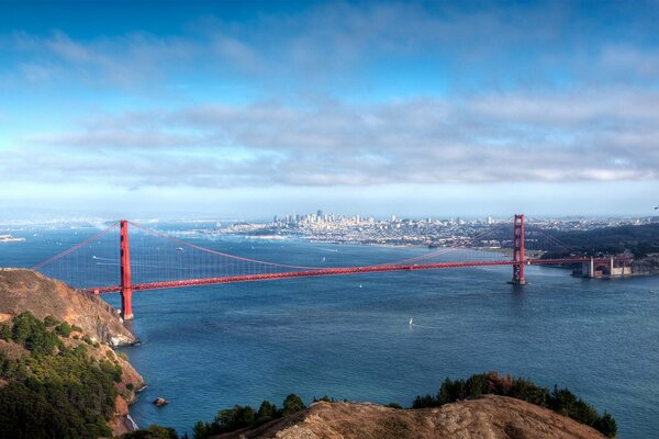 Città D America, paesaggio sullo sfondo dell oceano