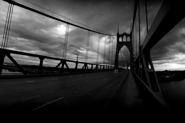 Puente blanco y negro