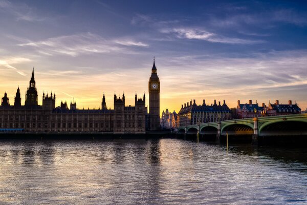 Ponte all alba di Londra