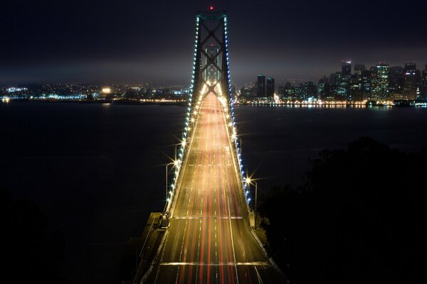 Puente nocturno-camino a la aventura urbana