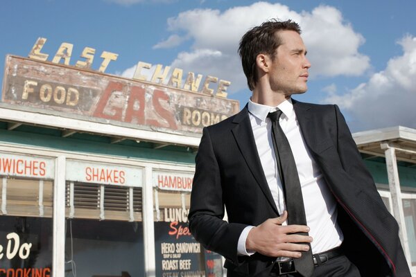 Taylor kitsch con chaqueta negra y camisa blanca