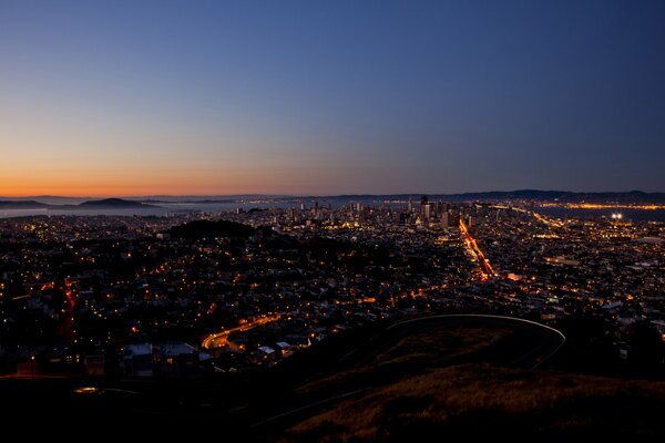 Photo de la ville du soir de la hauteur