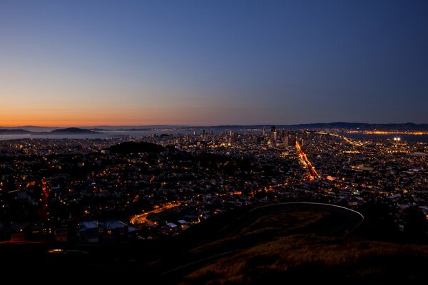 Zdjęcie wieczornego miasta z wysokości
